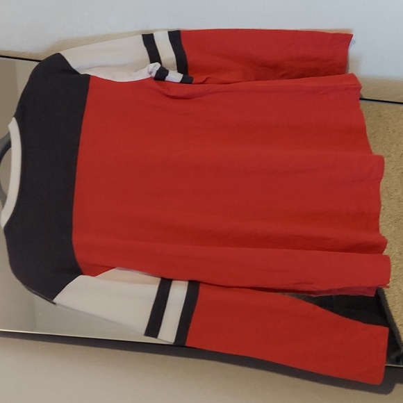 Chicago Blackhawks Women’s Long Sleeve Shirt Medium NHL Red Black White NWT - Picture 4 of 4